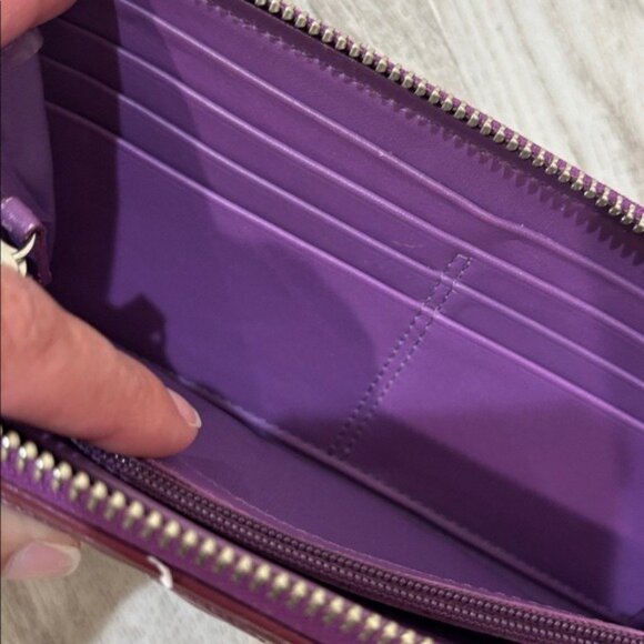Coach Purple patent leather zip wallet flawed - Picture 8 of 9